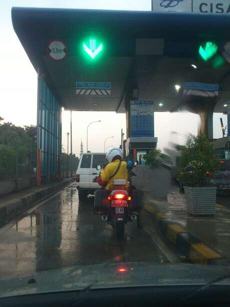 █ █ █ Memalukan, oknum Dishub masuk tol pakai motor !! █ █ █ 