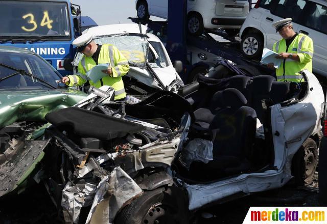 100 mobil tabrakan beruntun di Inggris