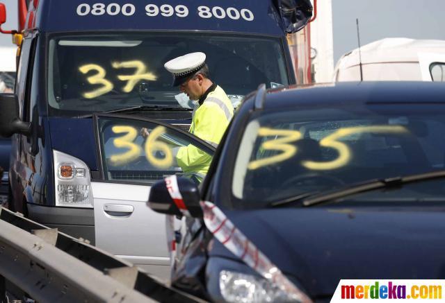 100 mobil tabrakan beruntun di Inggris