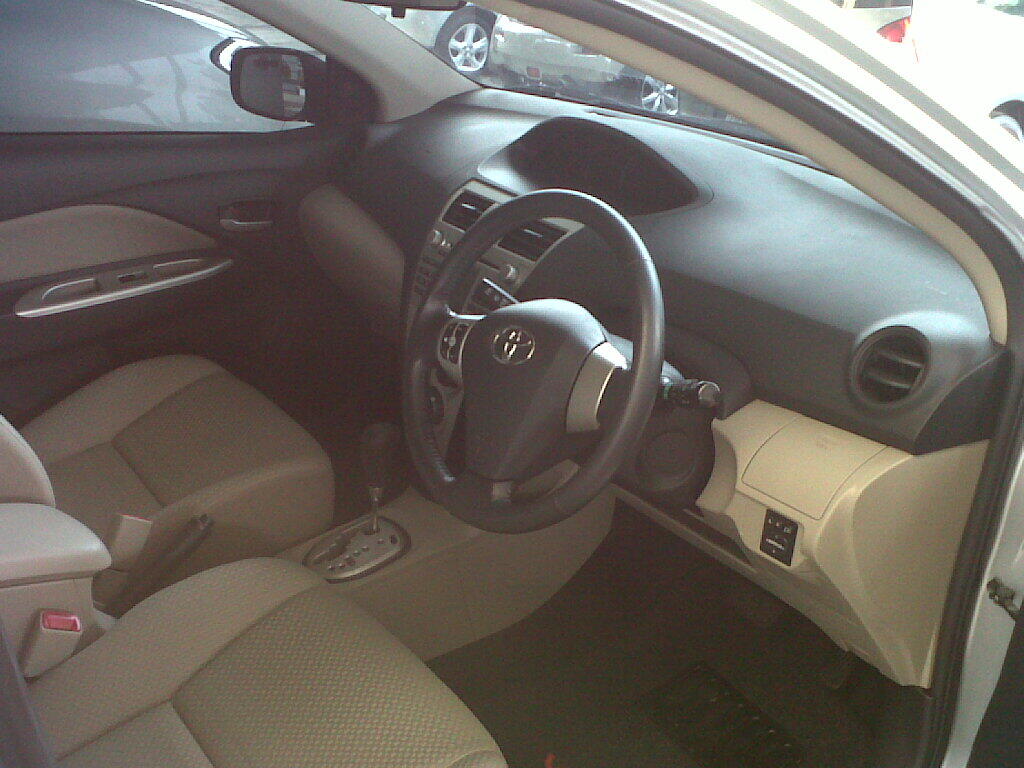 Toyota New Vios G at tahun 2010 silver metalik