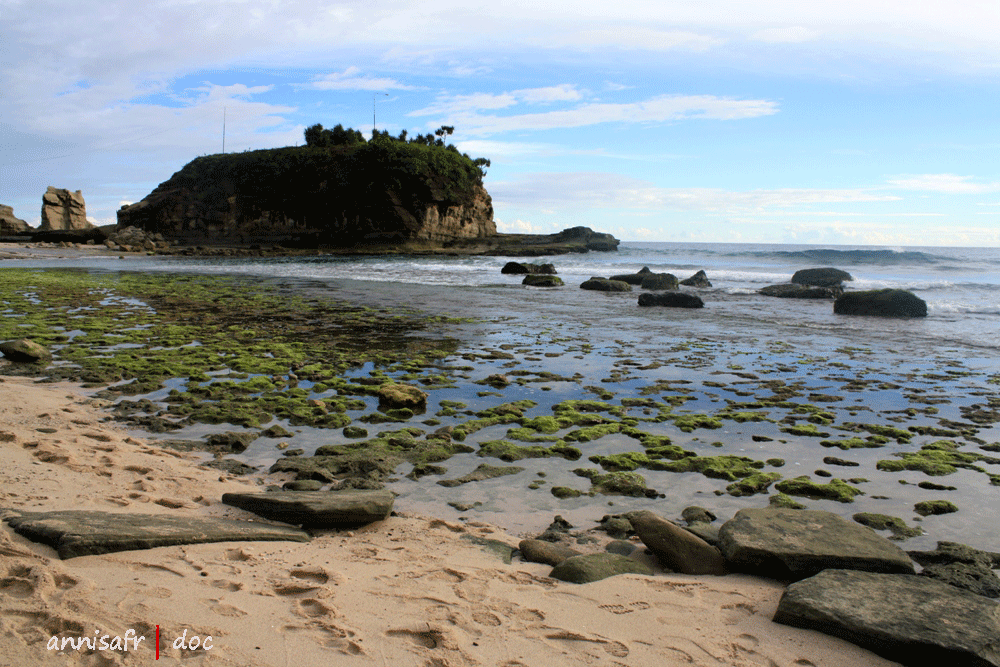Eksotisme Klayar, Pantai Perawan nan Jelita ( Tanah Lot dari Pacitan )