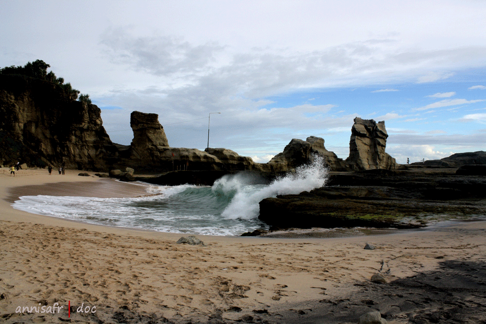 Eksotisme Klayar, Pantai Perawan nan Jelita ( Tanah Lot dari Pacitan )