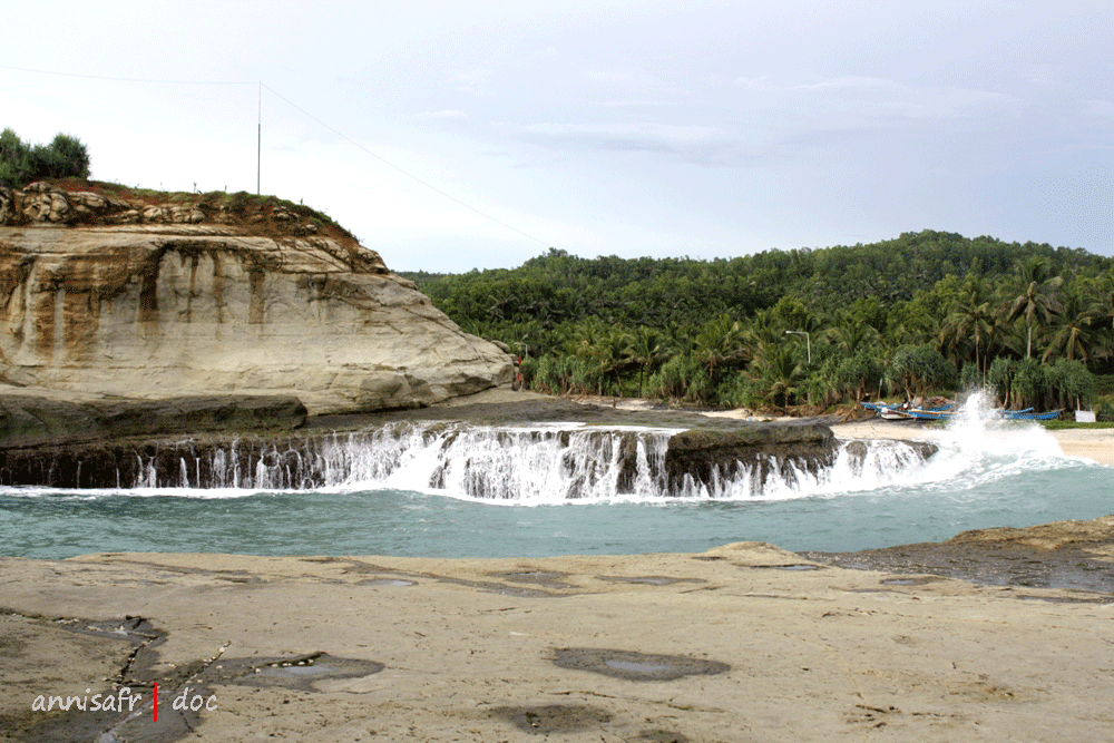 Eksotisme Klayar, Pantai Perawan nan Jelita ( Tanah Lot dari Pacitan )