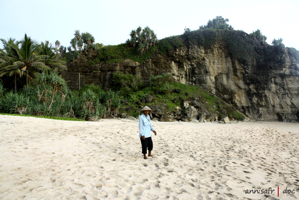 Eksotisme Klayar, Pantai Perawan nan Jelita ( Tanah Lot dari Pacitan )