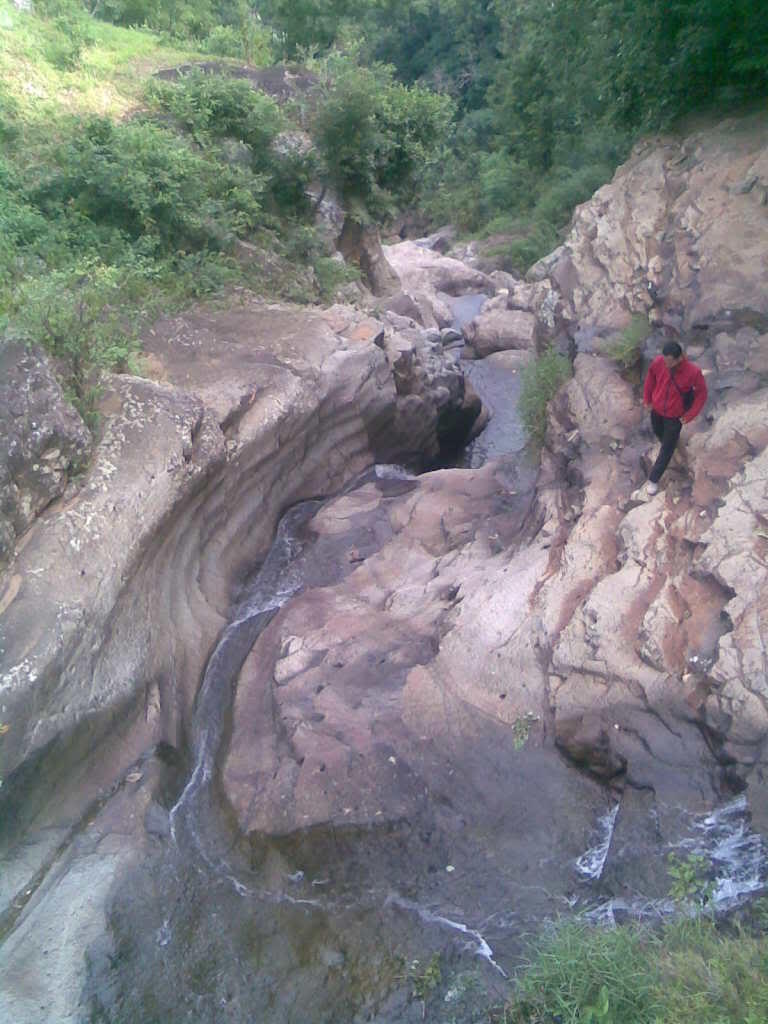 Pesona air terjun tumpuk sawoo