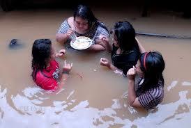 Foto Lucu Saat Banjir (Ngakak)