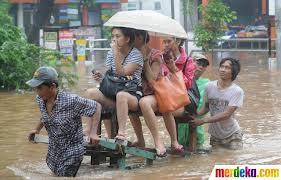 Foto Lucu Saat Banjir (Ngakak)