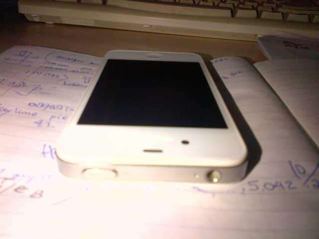 FS : IPHONE 4S 16GB warna putih kondisi 99% LIKE NEW
