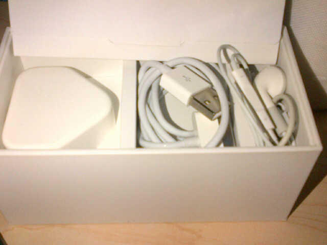 FS : IPHONE 4S 16GB warna putih kondisi 99% LIKE NEW