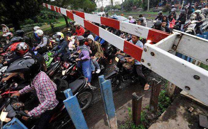 Inilah Akibat Jika Terobos Palang Pintu Perlintasan Kereta Api