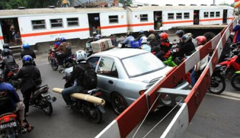 Inilah Akibat Jika Terobos Palang Pintu Perlintasan Kereta Api