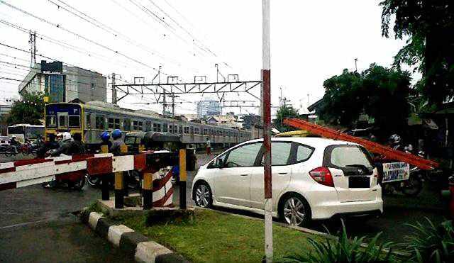 Inilah Akibat Jika Terobos Palang Pintu Perlintasan Kereta Api