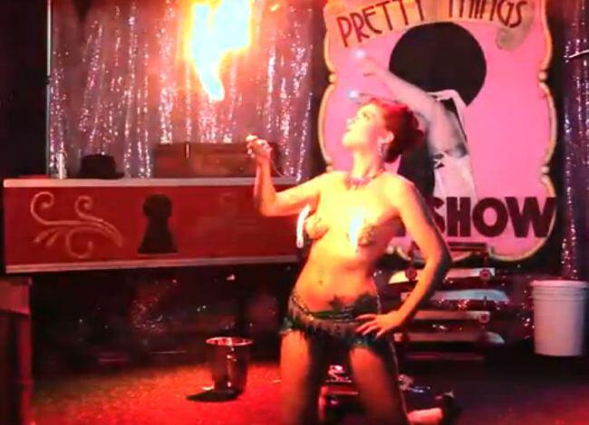 T*ket penari Burlesque terbakar, kenapa penonton malah ngacir?