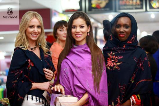 cantiknya peserta missworld mematuhi aturan memakai sarong bali