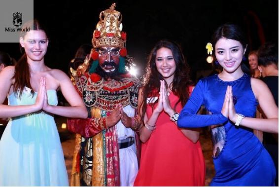 cantiknya peserta missworld mematuhi aturan memakai sarong bali