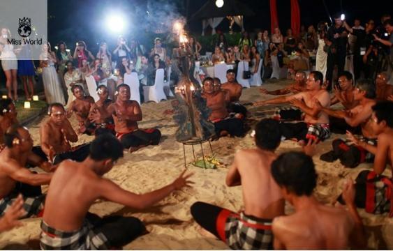 cantiknya peserta missworld mematuhi aturan memakai sarong bali