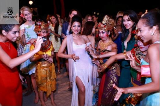 cantiknya peserta missworld mematuhi aturan memakai sarong bali