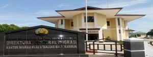 Kepala Imigrasi Tanjung Balai Karimun "Dikenyangkan" Calo Paspor