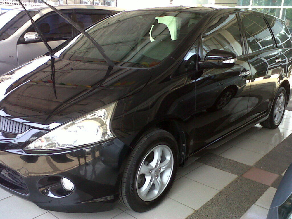 Mitsubishi Grandis tahun 2008 hitam metalik