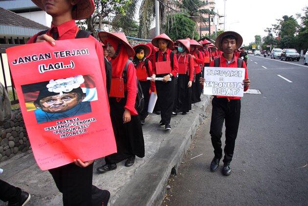 Demo ramah mahasiswa UGM