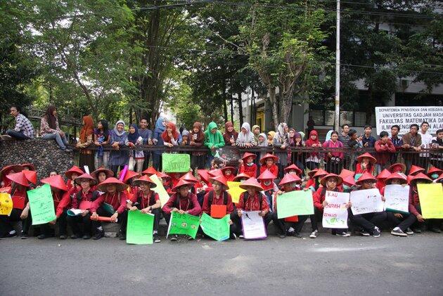 Demo ramah mahasiswa UGM