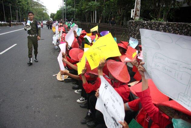 Demo ramah mahasiswa UGM