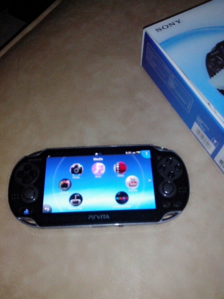 Jual PS Vita Wi-Fi murah (bonus memory card 8GB)