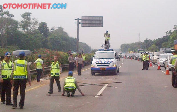 Olah TKP :Jejak Pengereman Mobil Yang Dikemudikan Dul Hanya Satu Garis!