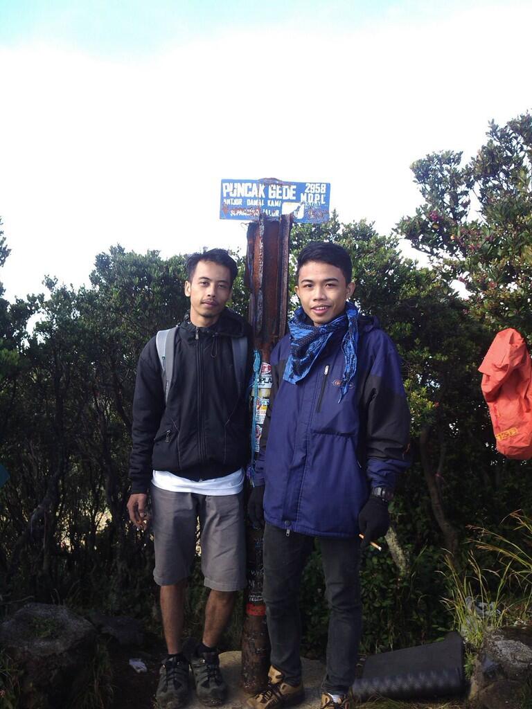 Pendakian Puncak Gunung Pertama at Gunung Gede