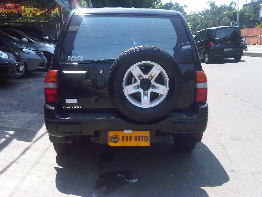 SUZUKI ESCUDO 1.6 MT 2004 HITAM METALIK