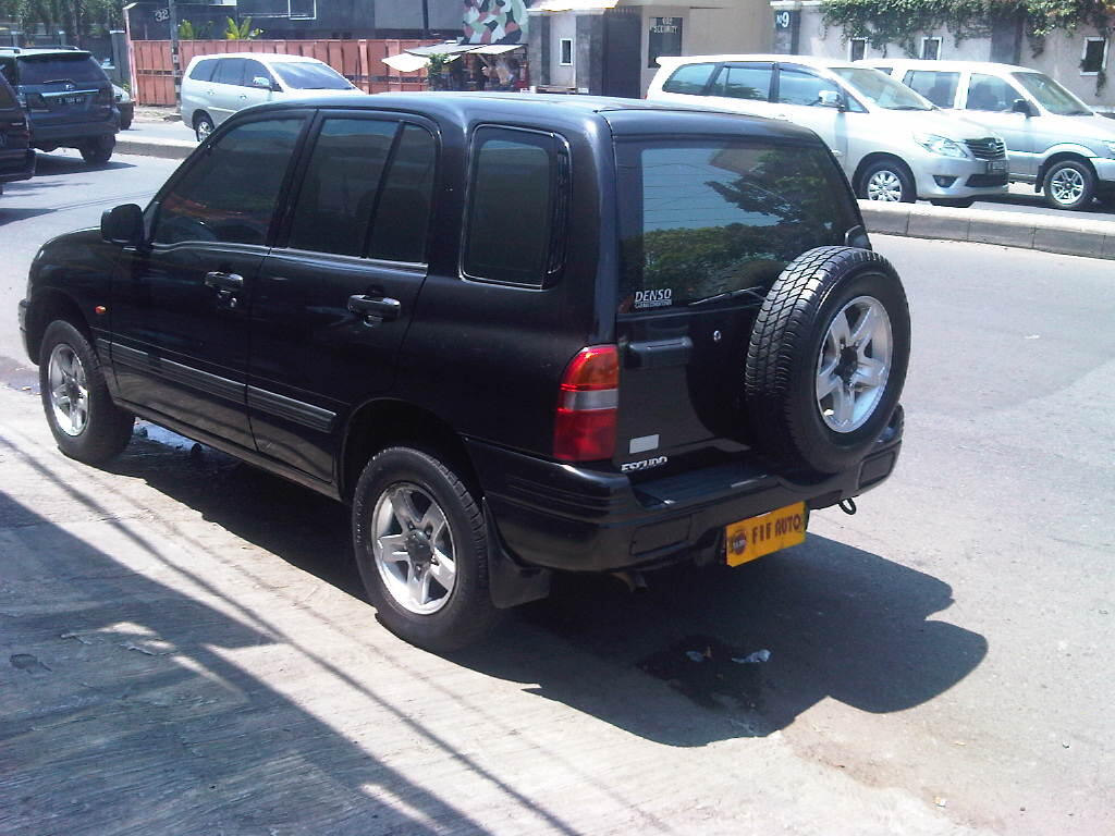 SUZUKI ESCUDO 1.6 MT 2004 HITAM METALIK