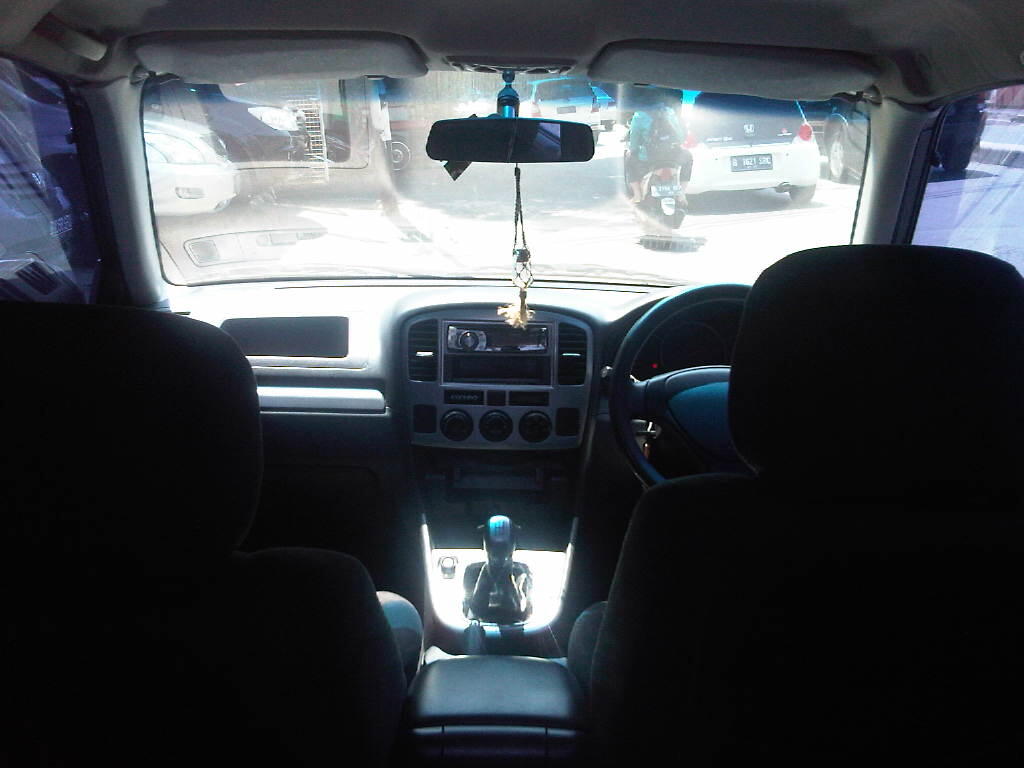 SUZUKI ESCUDO 1.6 MT 2004 HITAM METALIK