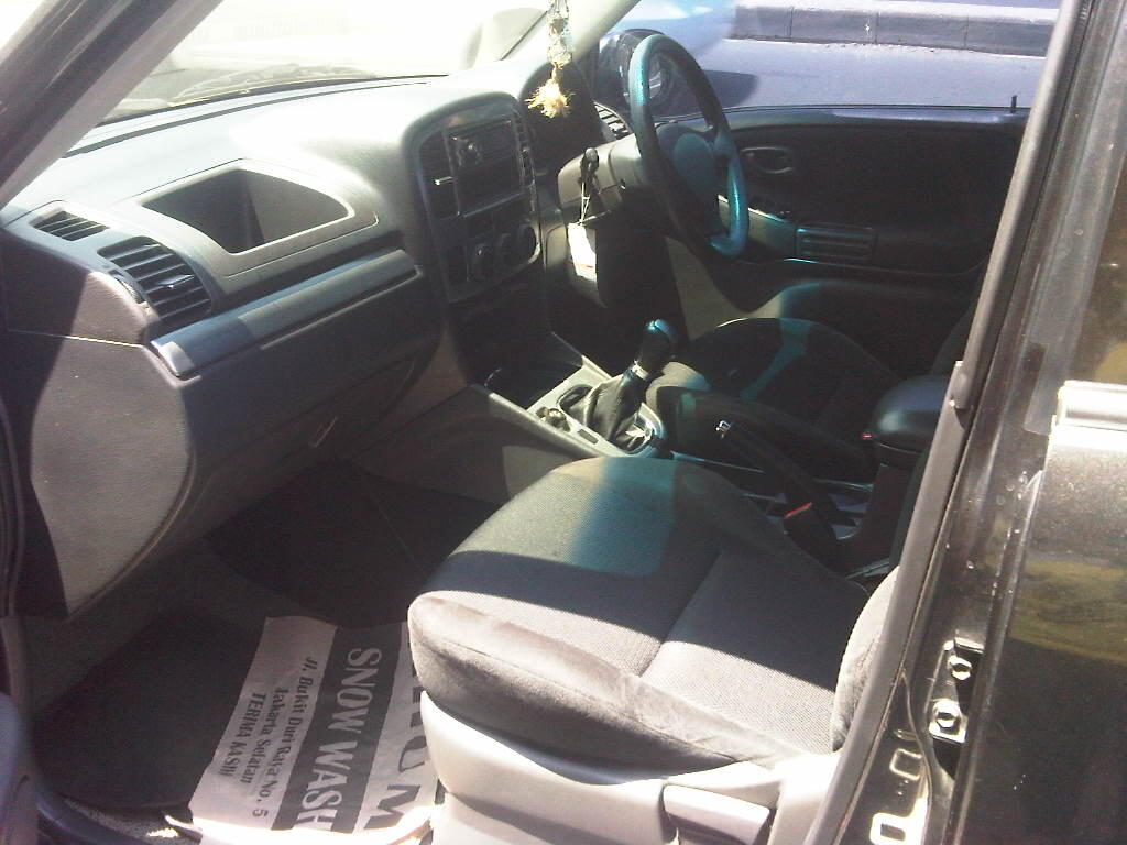 SUZUKI ESCUDO 1.6 MT 2004 HITAM METALIK