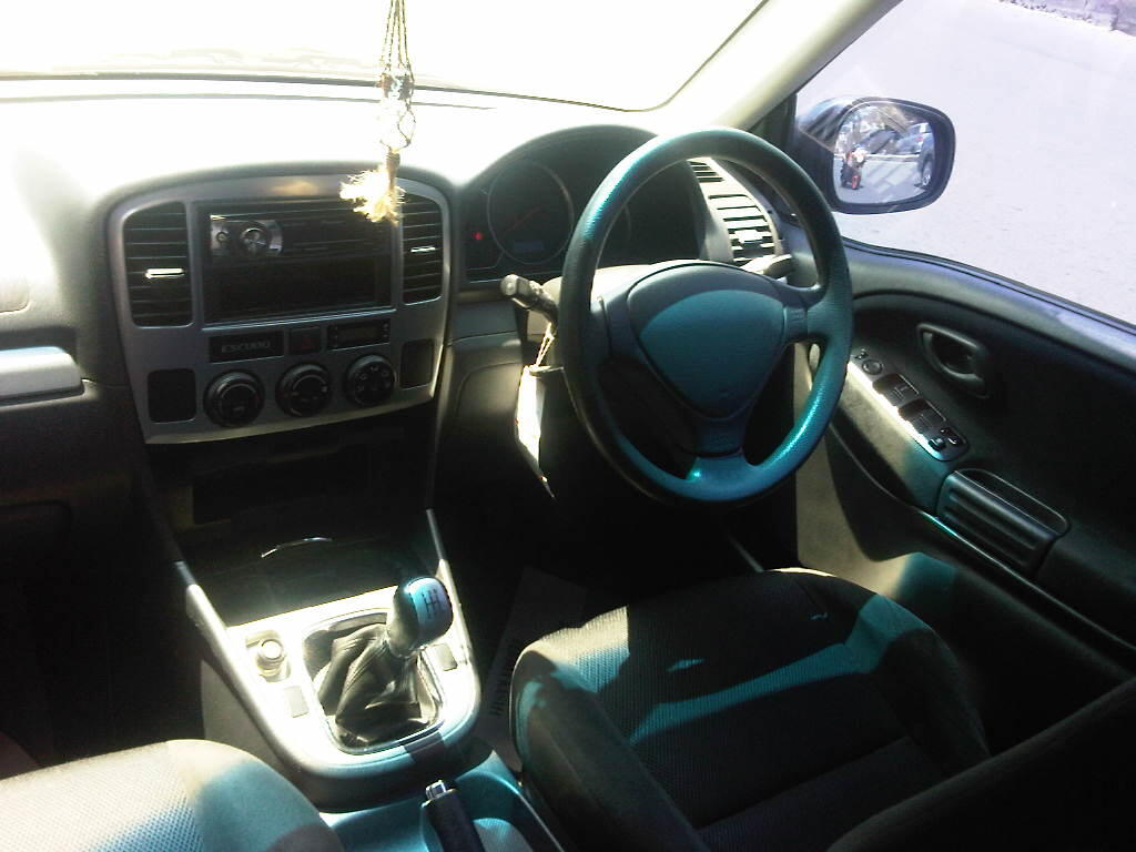 SUZUKI ESCUDO 1.6 MT 2004 HITAM METALIK