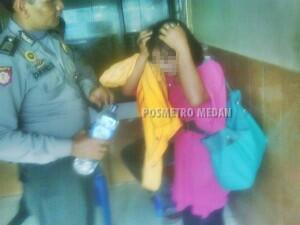 Istri Muda Balok Kepala Istri Tua Saat Bersetubuh