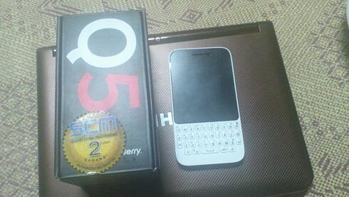 BlackBerry Q5 White Mulus + Lengkap + Garansi : 3.350.000 Minat gan !!!