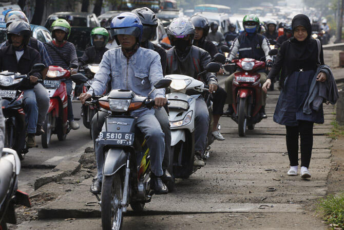 Pemotor di Jakarta Memang Keterlaluan, Trotoar Juga Disikat Buat Jalan
