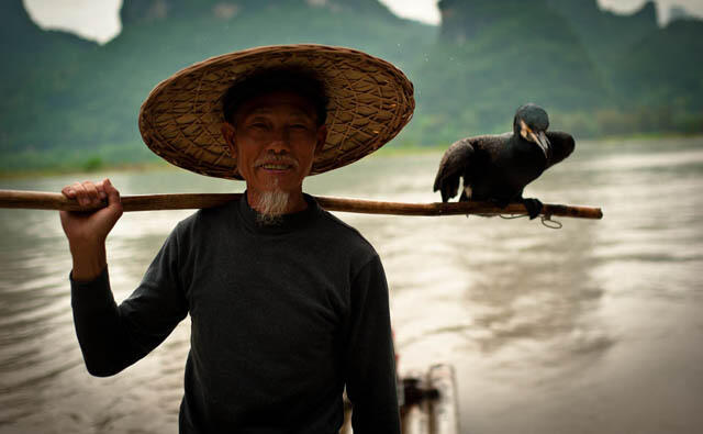 Nelayan Ini Menangkap Ikan Pakai Burung