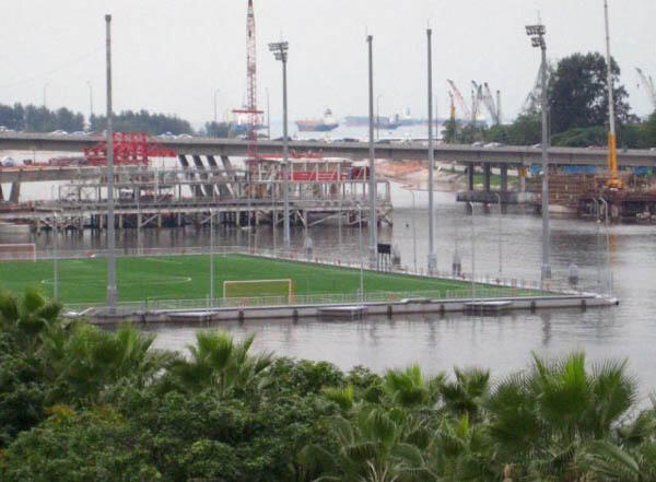 Stadion Sepak Bola Mengambang di Atas Air Terbesar di Dunia