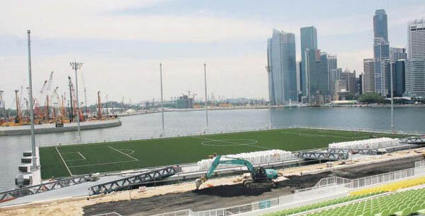 Stadion Sepak Bola Mengambang di Atas Air Terbesar di Dunia