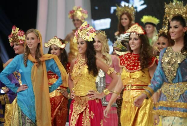 Parade Baju Adat Tradisional Nusantara pada Ajang Miss World 2013