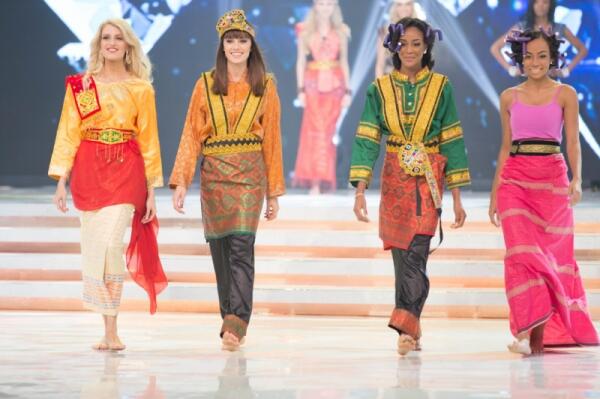 Parade Baju Adat Tradisional Nusantara pada Ajang Miss World 2013