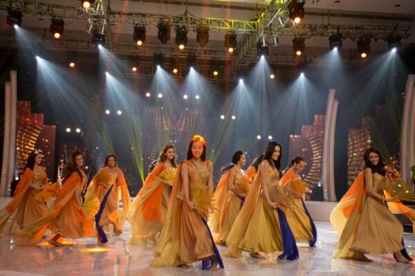 Parade Baju Adat Tradisional Nusantara pada Ajang Miss World 2013