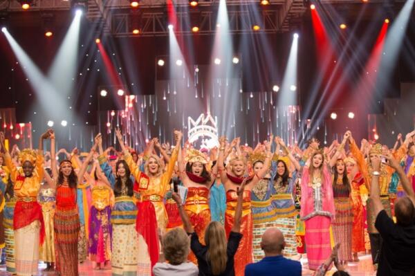 Parade Baju Adat Tradisional Nusantara pada Ajang Miss World 2013