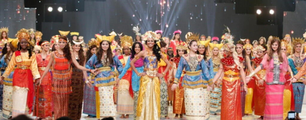 Parade Baju Adat Tradisional Nusantara pada Ajang Miss World 2013