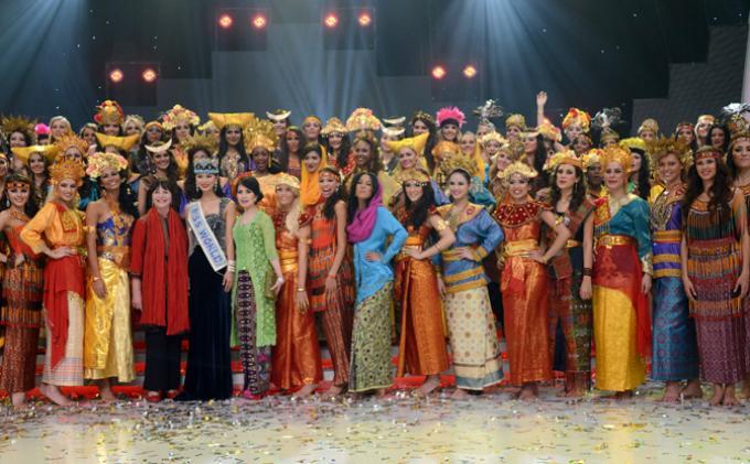 Parade Baju Adat Tradisional Nusantara pada Ajang Miss World 2013
