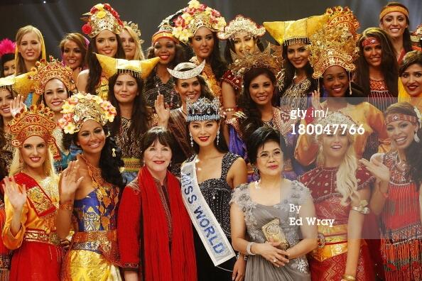 Parade Baju Adat Tradisional Nusantara pada Ajang Miss World 2013