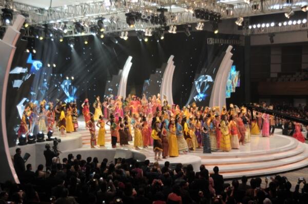 Parade Baju Adat Tradisional Nusantara pada Ajang Miss World 2013