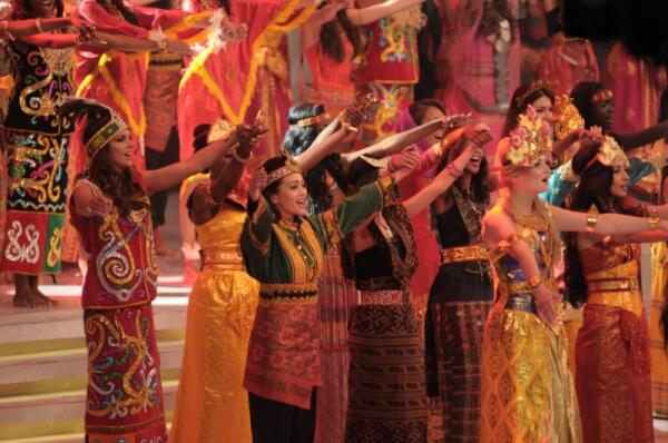Parade Baju Adat Tradisional Nusantara pada Ajang Miss World 2013