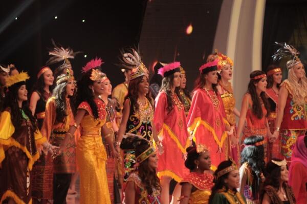 Parade Baju Adat Tradisional Nusantara pada Ajang Miss World 2013